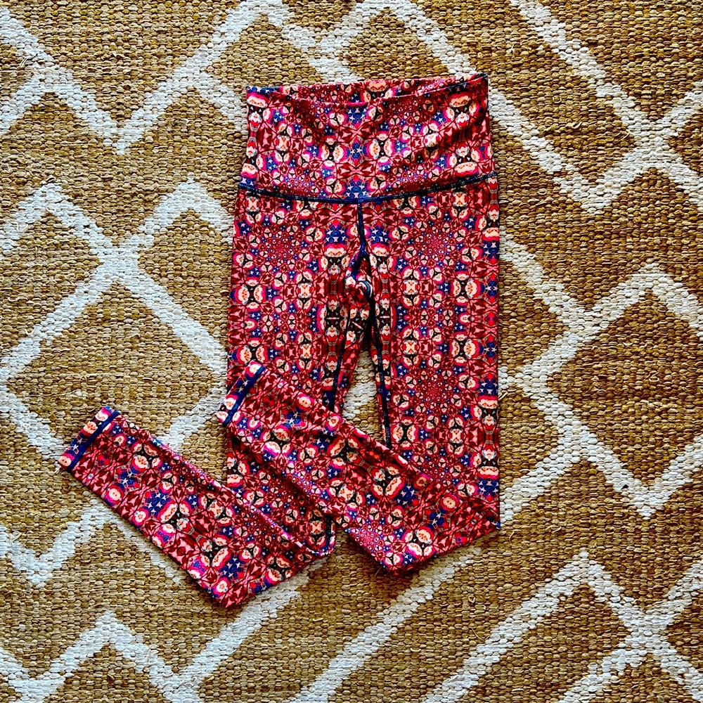WOLVEN THREADS XS leggings in Fractal pattern